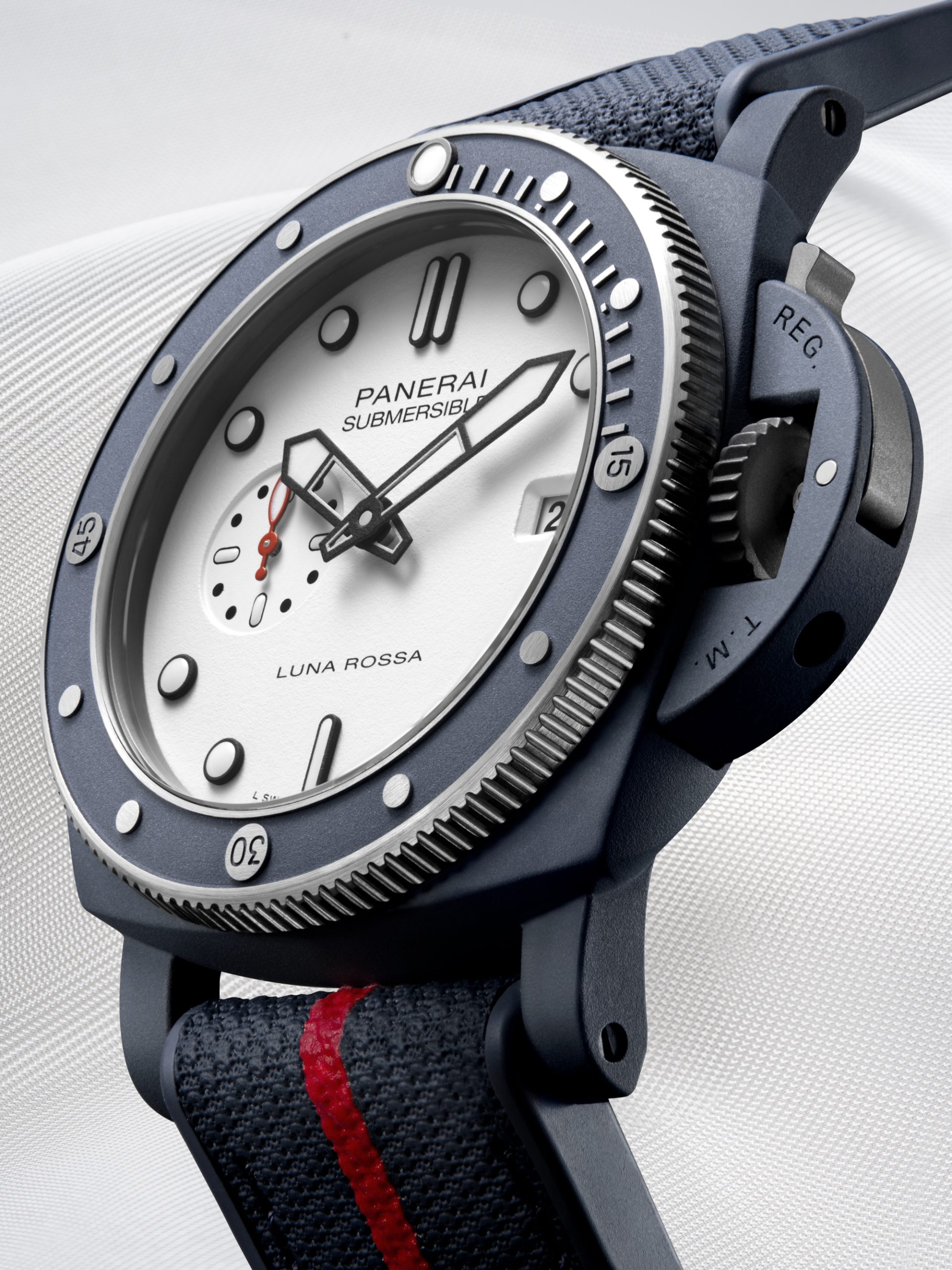 Panerai Submersible QuarantaQuattro Luna Rossa Ti-Ceramitech PAM01543 3