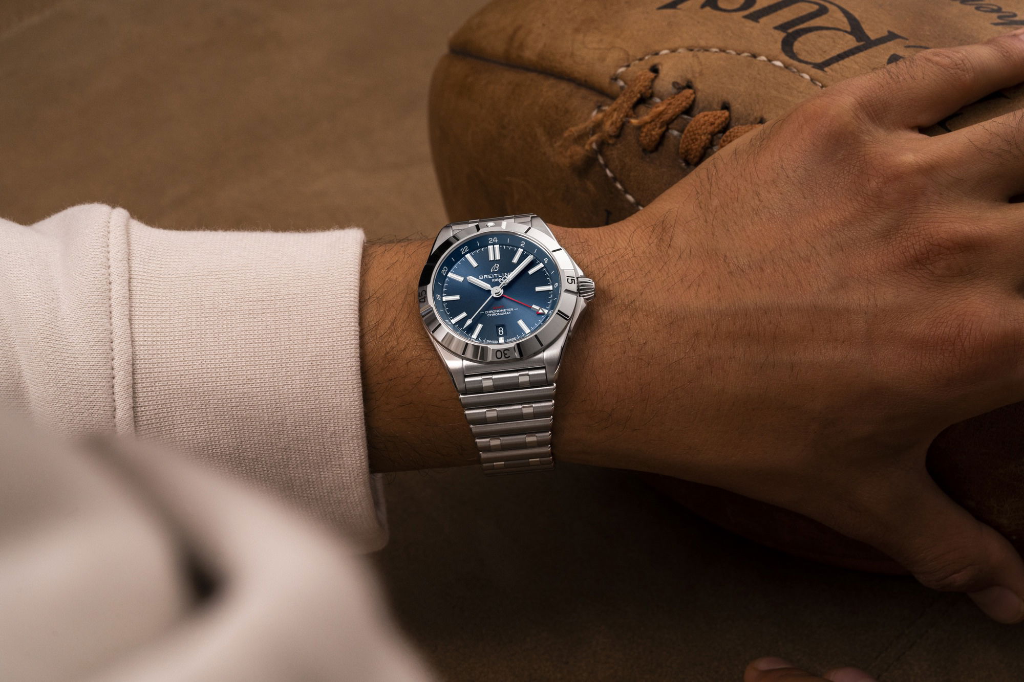 IMG_9081 Breitling Chronomat Automatic GMT 40 A32398101C1A1 Replica 6