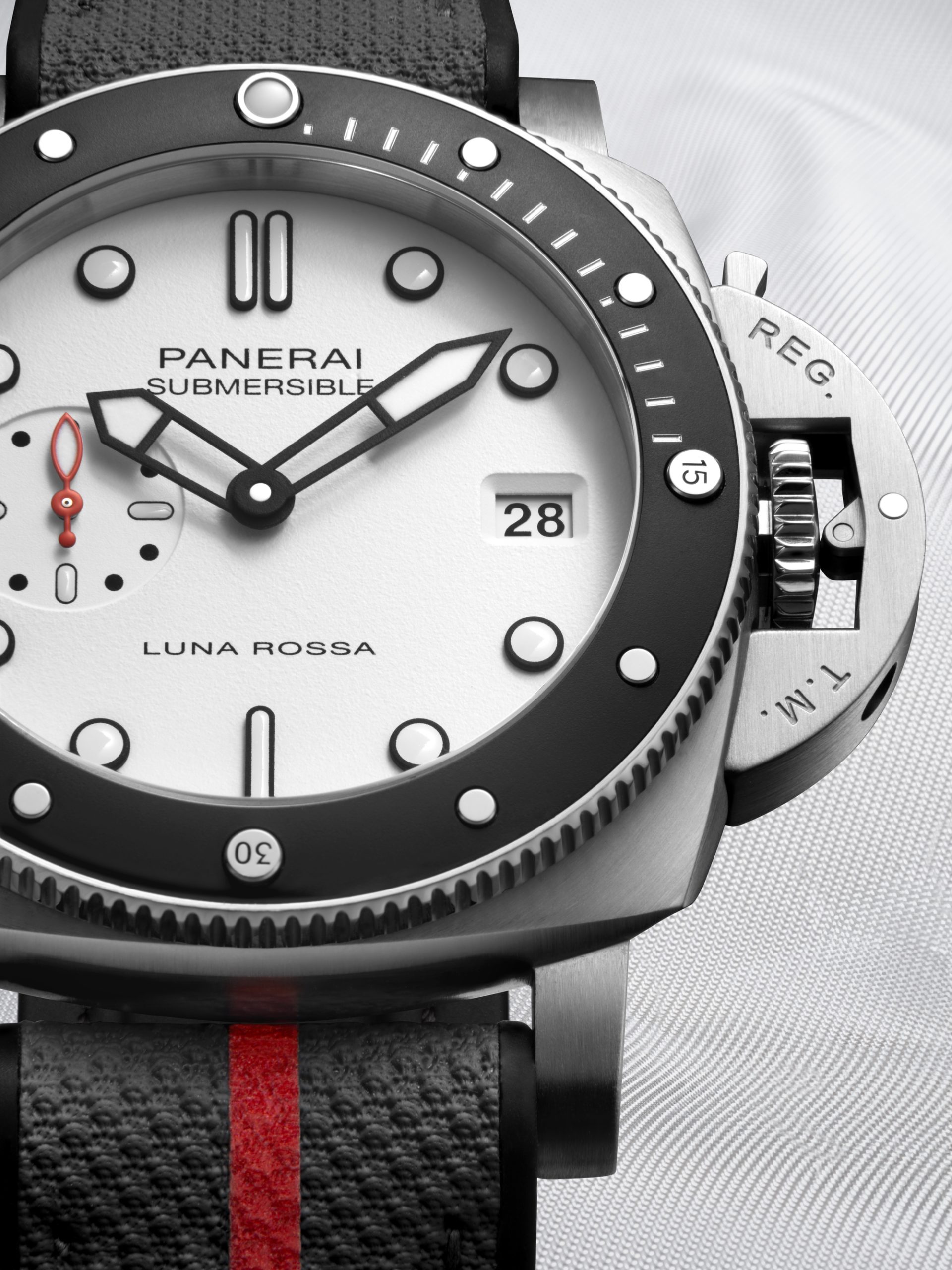 Panerai Submersible Luna Rossa PAM01579 Replica 6