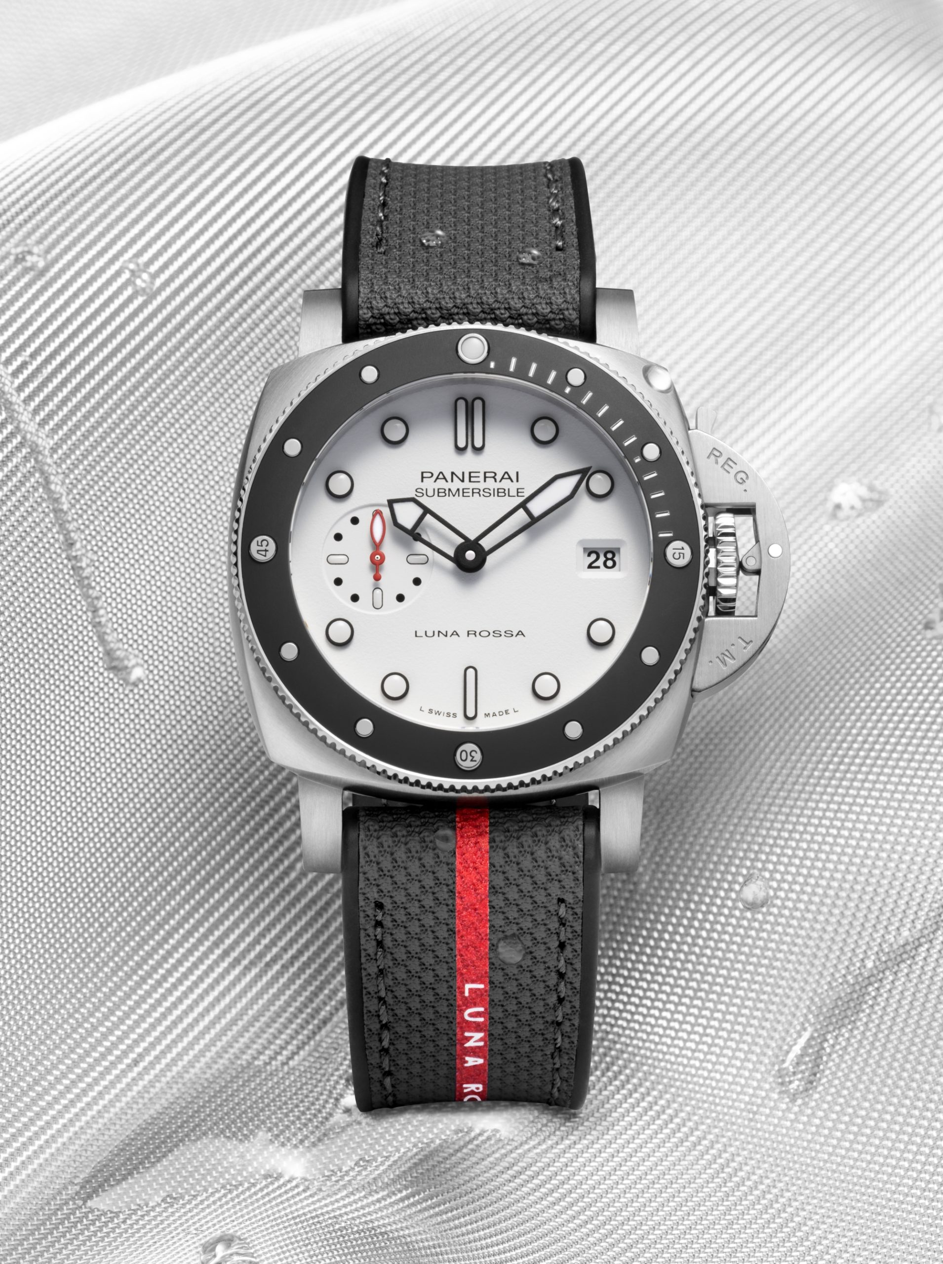 Panerai Submersible Luna Rossa PAM01579 Replica 7